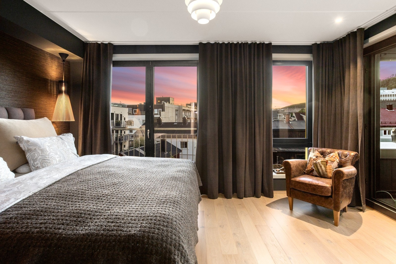 Masterbedroom med: eget lekkert bad/wc, walk-in closet, utgang til 33 kvm. terrasse / utestue med jacuzzi samt en elegant fransk-balkong/luftebalkong Galleribilde