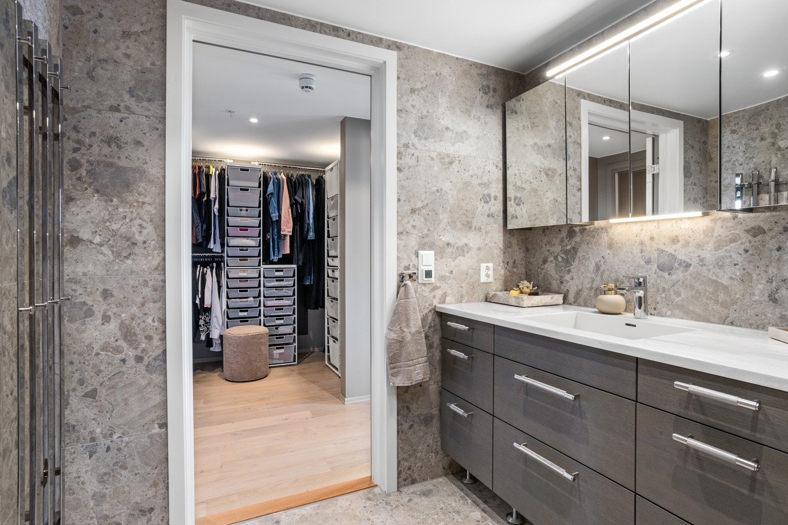 Nye speilskap på begge bad | Eterna fliser mix multicolor RT, 60X120 cm flis på vegg, 60X60cm flis på gulv Galleribilde