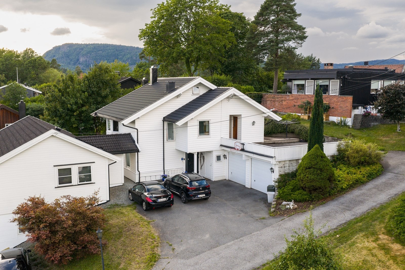 Boligen ligger i et meget attraktivt og veletablert boligområde på Mellom-Nes. Galleribilde