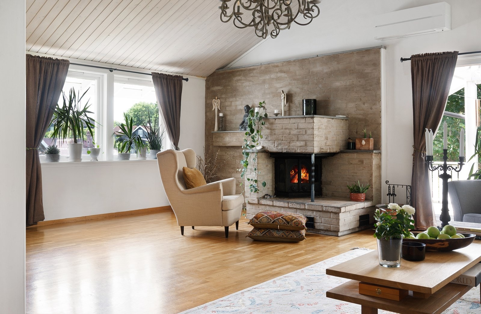 I stuen finner man en flott peis. Galleribilde