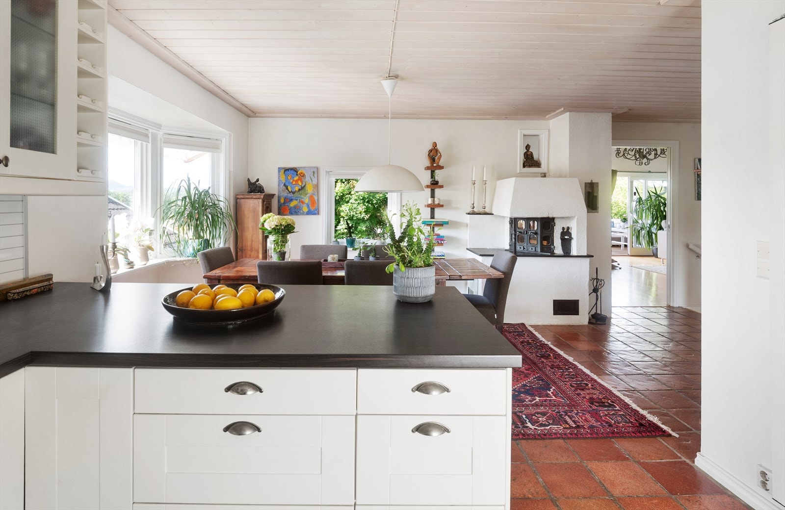 God plass til spisebord, som skaper et hyggelig og sosialt oppholdsrom. Galleribilde