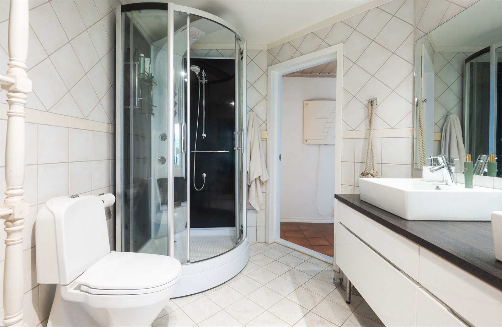 Flislagt bad i boligens 1.etasje. Galleribilde