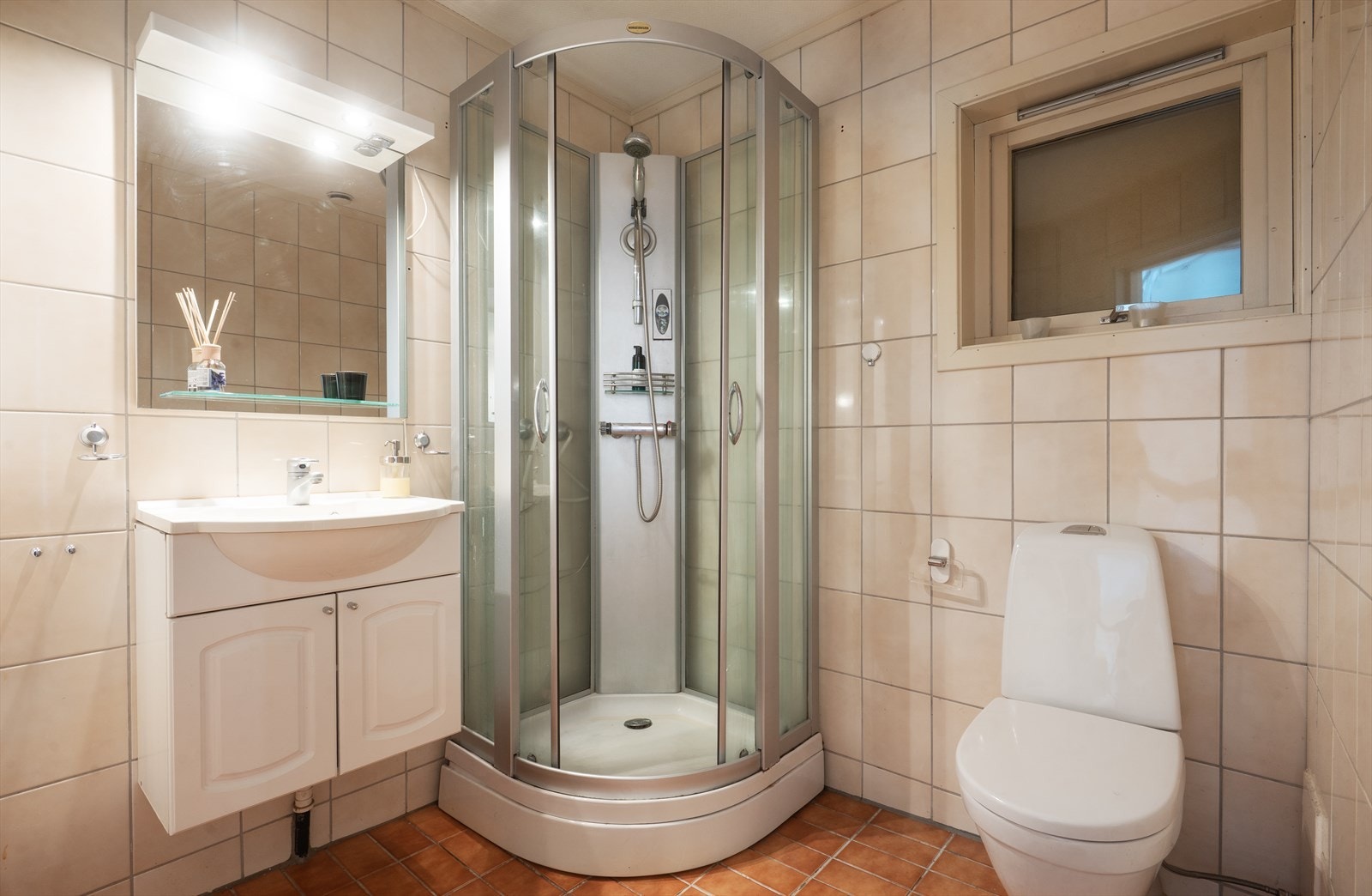 Flislagt bad i boligen underetasje. Galleribilde