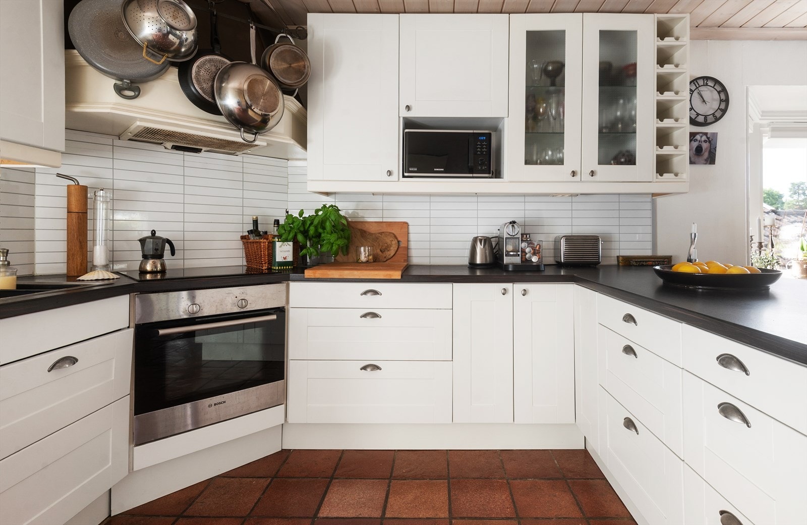 Kjøkkenet er innredet og designet med tanke på funksjonalitet og har godt med benk- og skapplass. Galleribilde