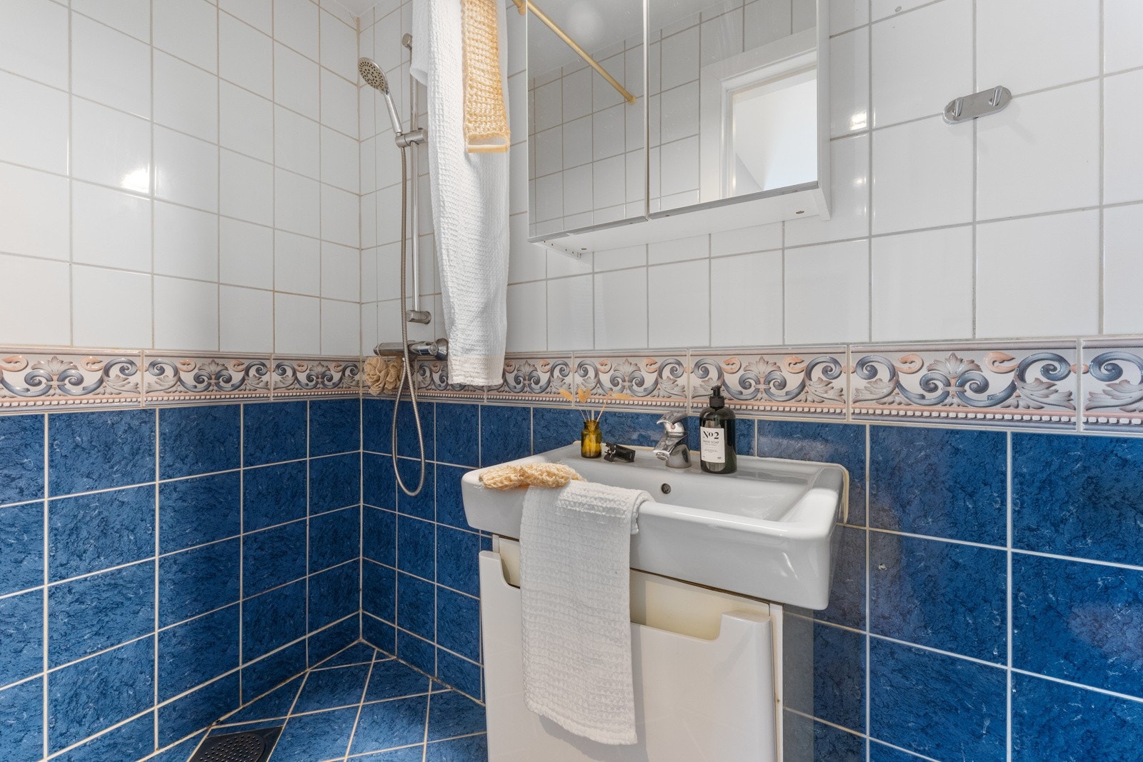 Helfliset baderom med tilkomst fra gang. Galleribilde