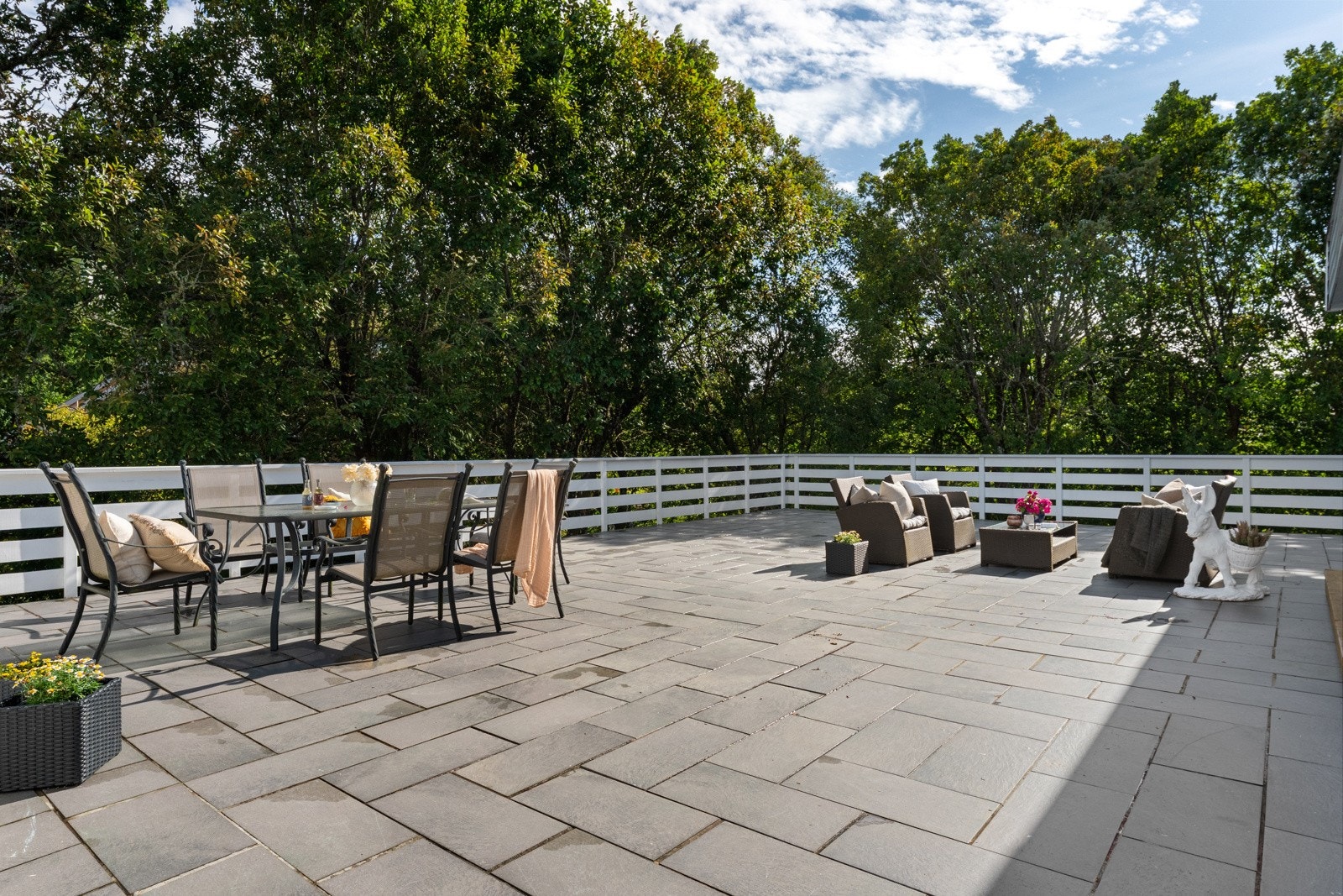 Her kan eiendommen friste med terrasse på hele 183 kvm som strekker seg rundt deler av huset. Galleribilde