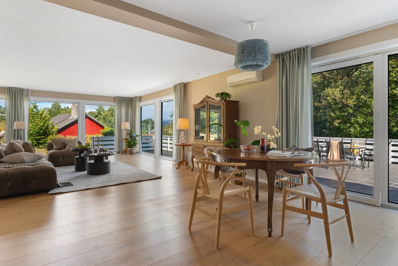 Stuen har en flott vedovn, varmepumpe og elektrisk gulvvarme - her trenger man ikke å være redd for å fryse på kalde vinterdager! Galleribilde