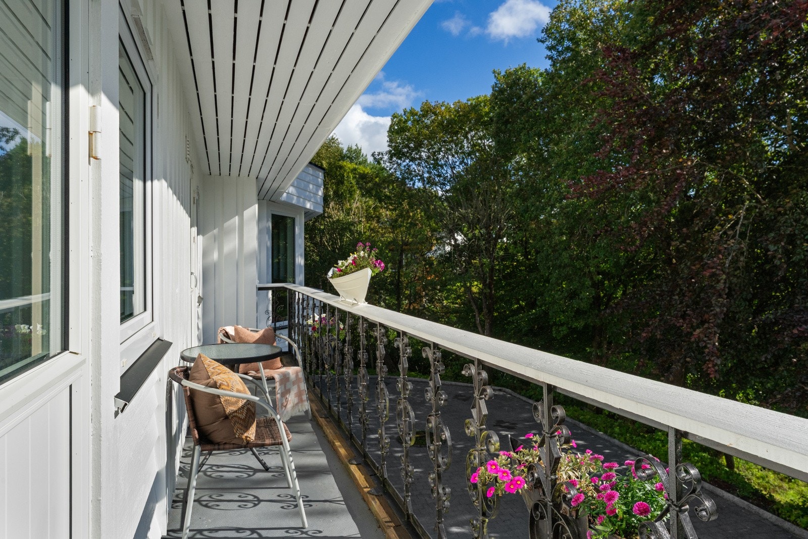 På balkongen nyter man solen fra ca. kl. 12:30 til 20:30 midtsommers. Galleribilde