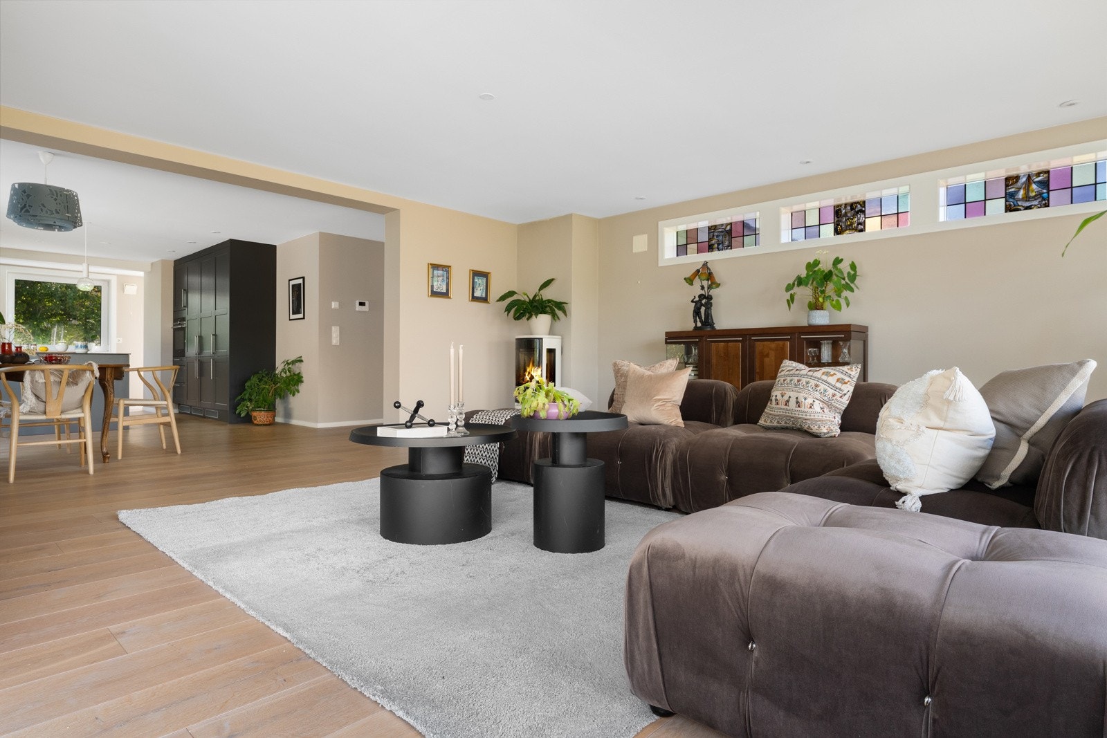 Stuen måler hele 41,9 kvm og har et modere uttrykk i likhet med resten av boligen. Galleribilde