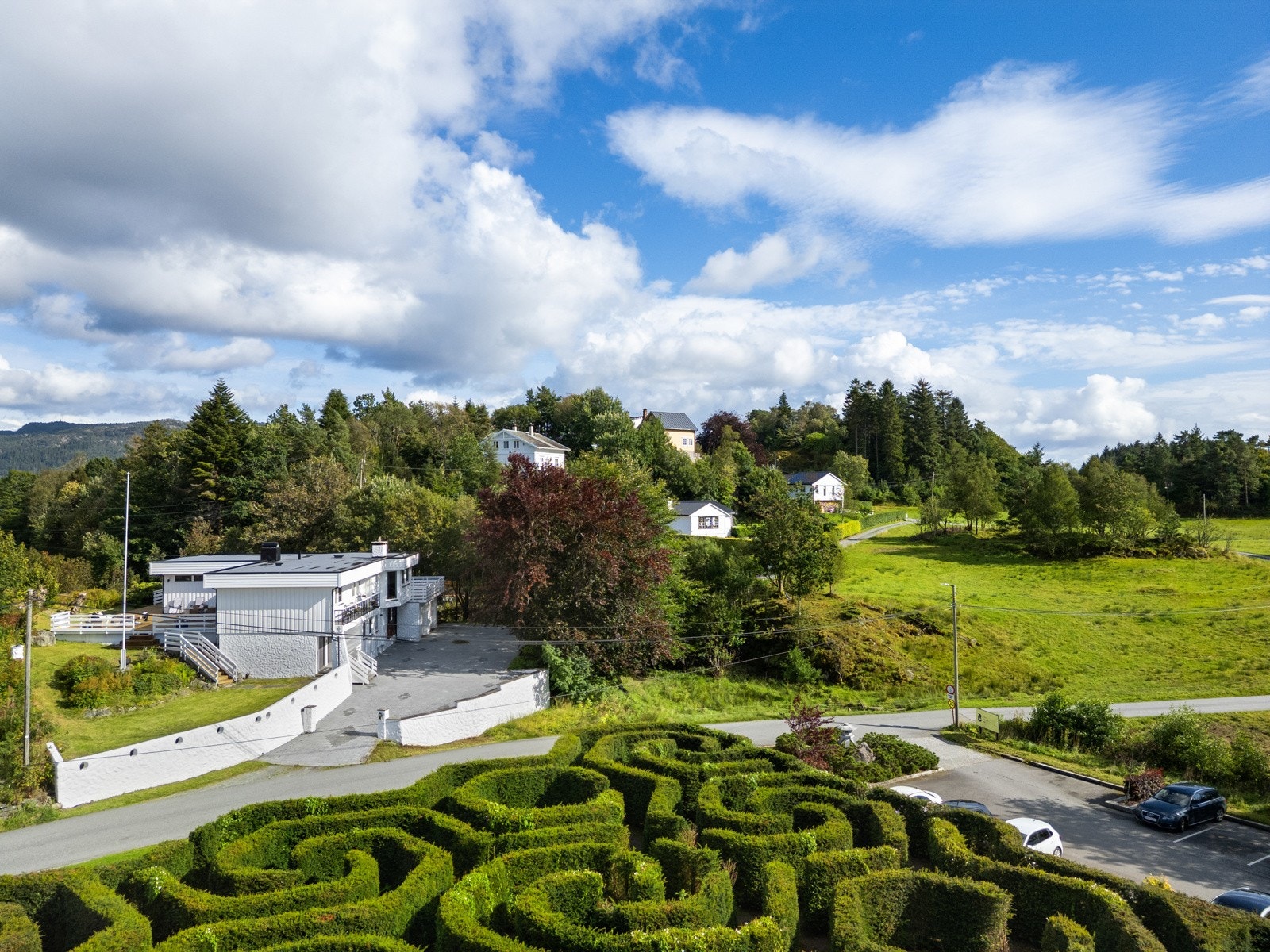 Like over veien finner du nydelig botanisk hage. Galleribilde