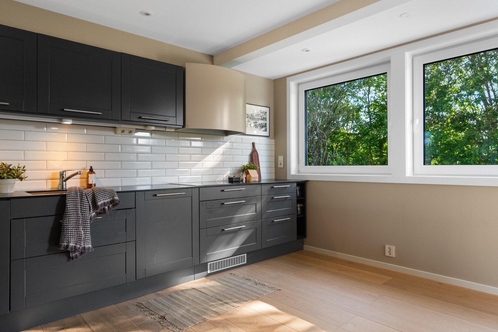 Utformingen sørger for meget god skap- og benkeplass. Galleribilde