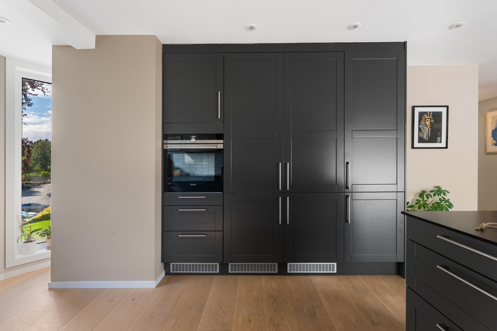 Kjøkkeninnredningen er fra HTH fra 2015 og holder en plettfri standard. Her er det mørke fronter og laminat benkeplate. Galleribilde