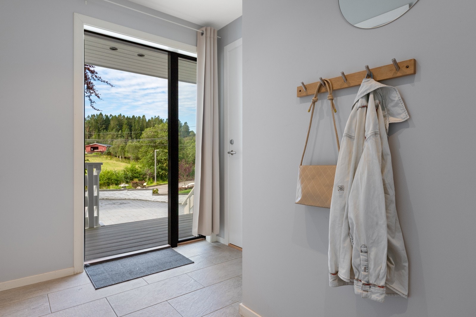 Ved siden av entréen i 1. etasje er det en egen inngangsdør til del av boligen som er tilrettelagt for utleie (ikke godkjent). Galleribilde