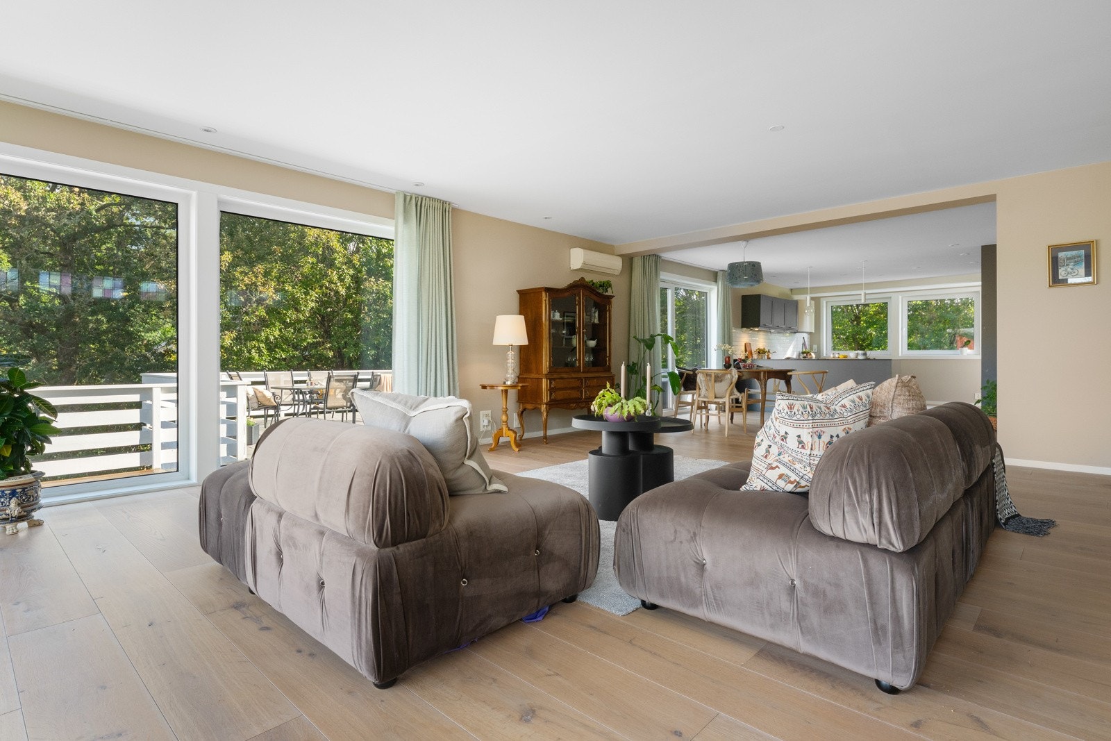 Overflater er malt i tidsriktige farger, flott parkett på gulv og innfelte spotter i himling. Galleribilde