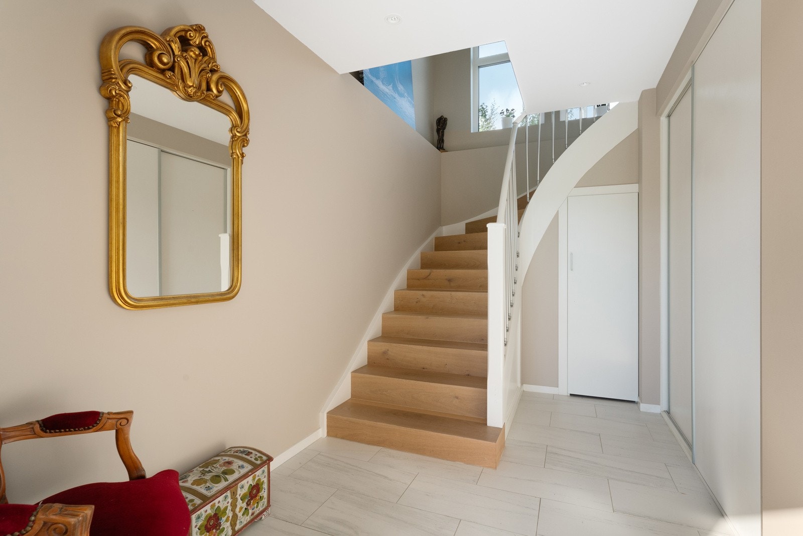 Her er det innebygget skyvedørsgarderobe med god plass til å henge fra seg yttertøy og sko. Galleribilde