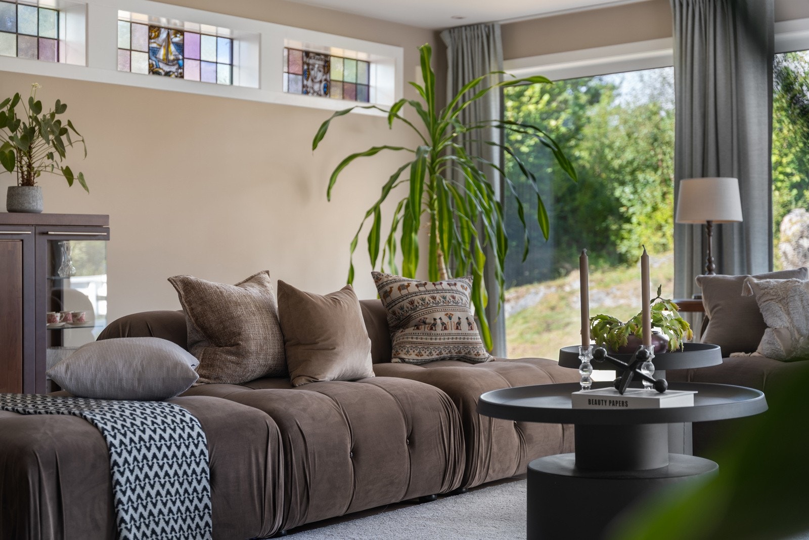 Stuen har generøse vindusflater som sørger for godt innslipp av naturlig lys og frodig utsikt. Galleribilde