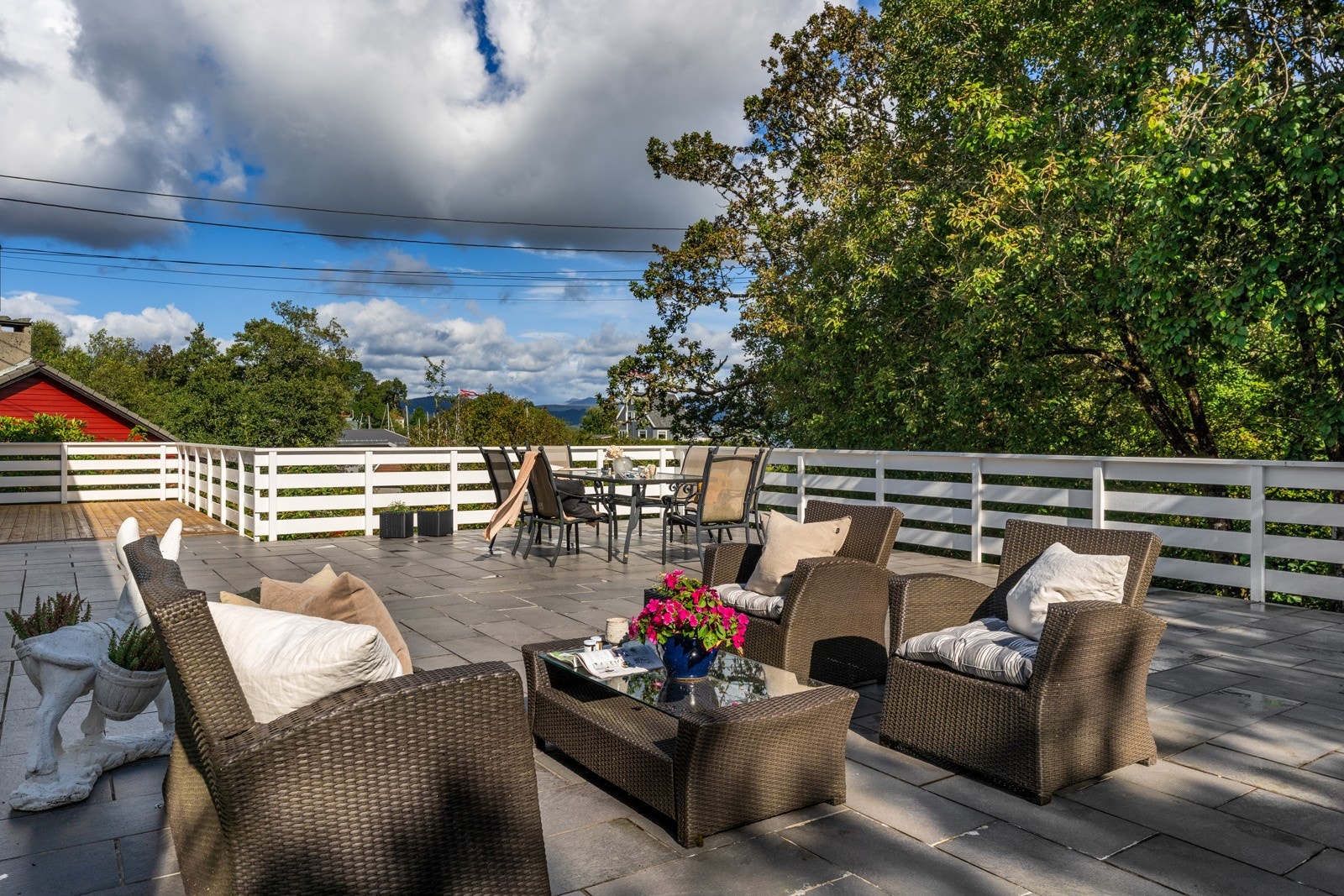 Fra stue/kjøkken er det tilkomst til en aldeles deilig uteplass. Galleribilde