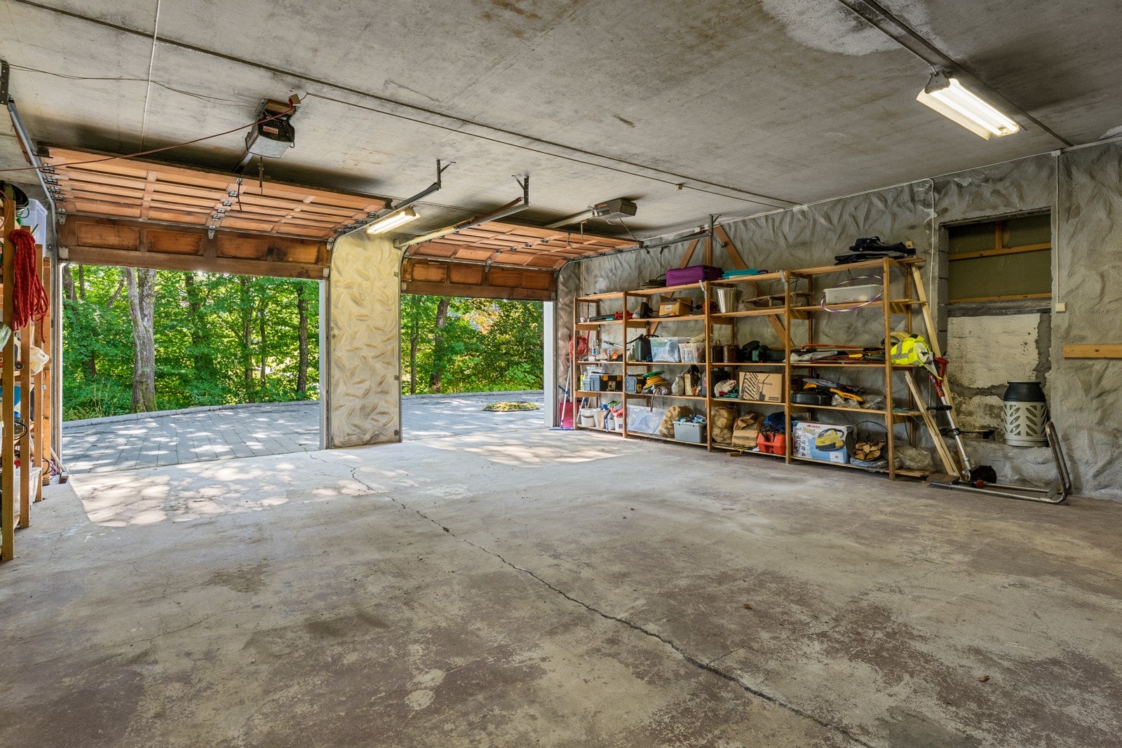 Den generøse størrelsen gjør at man kan klare 4 biler inni denne herligheten Galleribilde