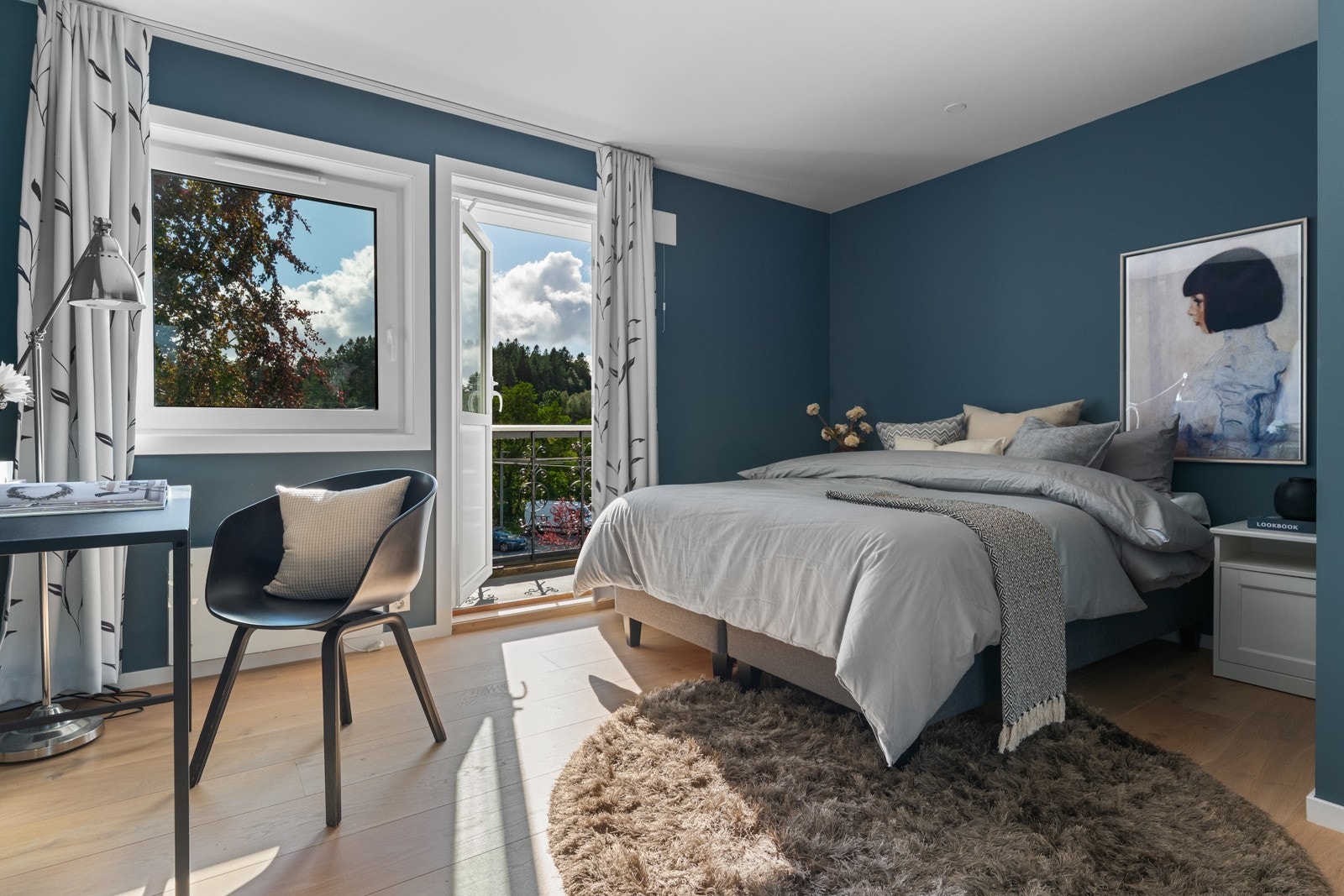 Soverom 2 er også av god størrelse og har utgang til den samme balkongen. Galleribilde