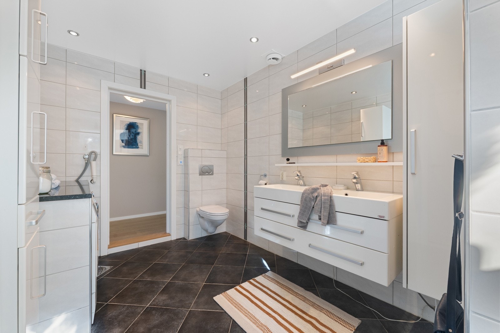 Det er røropplegg og plass for både vaskemaskin og tørketrommel på badet. Galleribilde