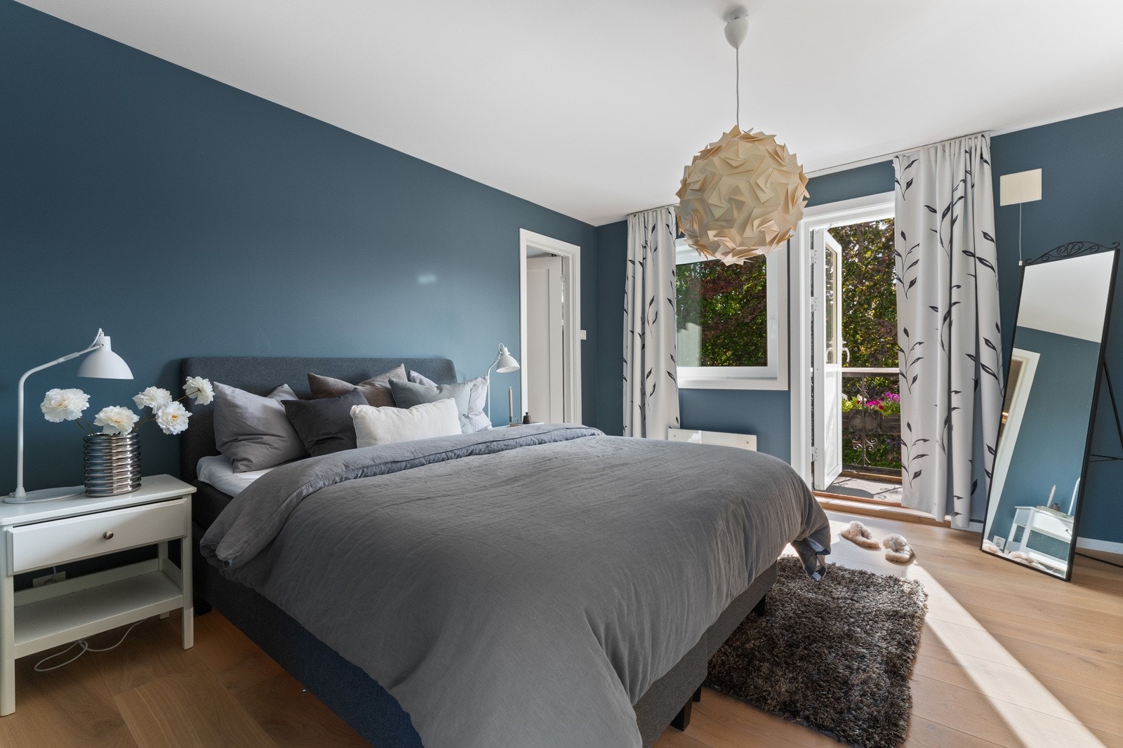 Hovedsoverommet er av god størrelse og kan friste med egen dør inn til badet, langstrakt garderobe, samt utgang til en herlig balkong. Galleribilde