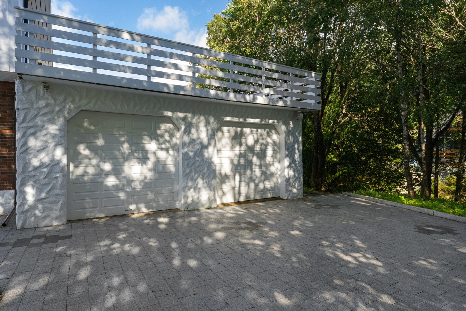 Romslig garasje med to dører og plass til flere biler. Galleribilde