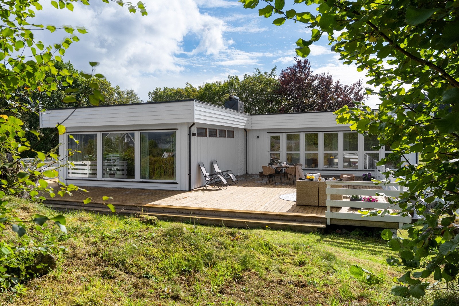 Boligen byr på nydelige uteplasser med sol hele dagen. Galleribilde