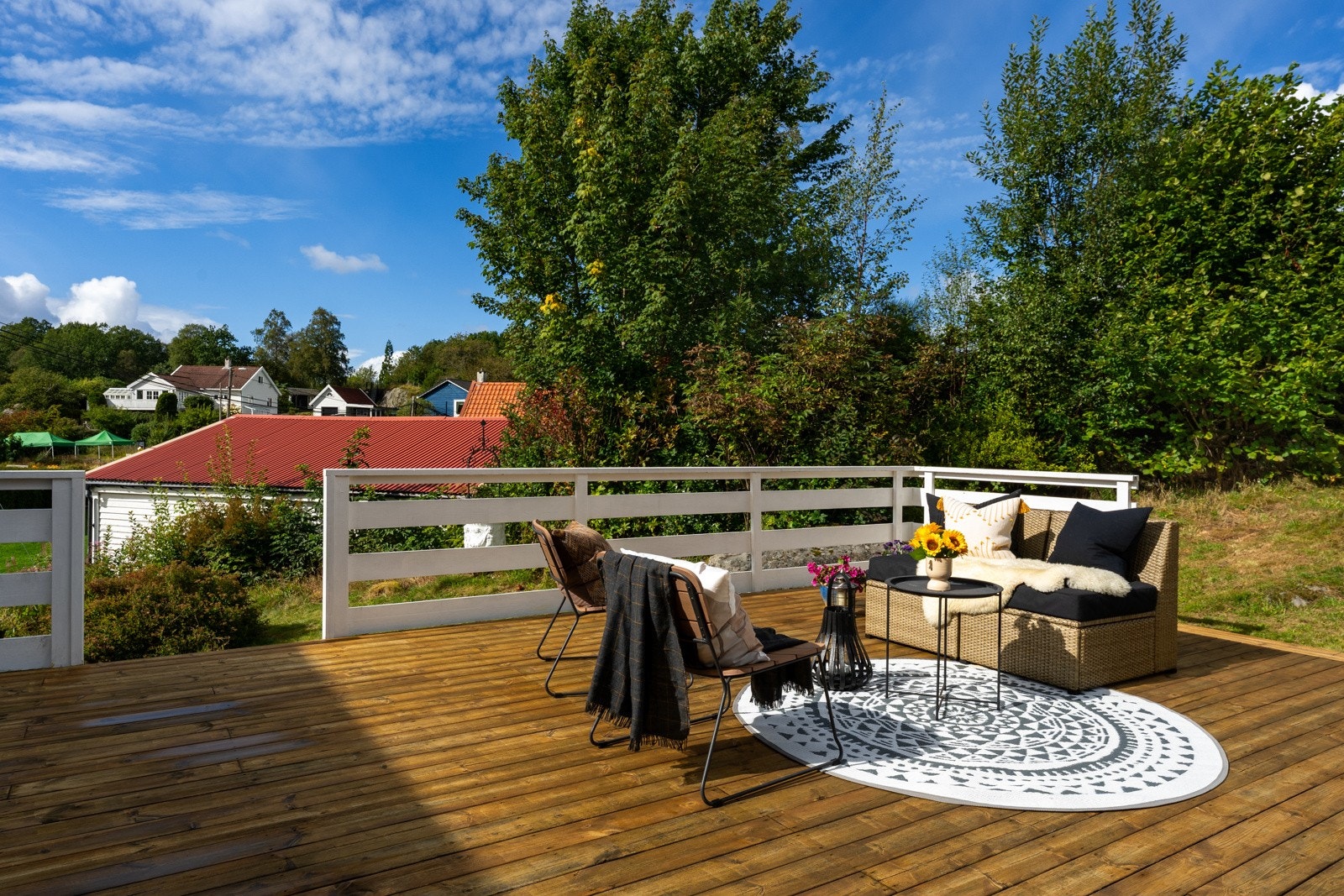 Terrassen og hagen byr på sol hele ettermiddagen og kvelden. Galleribilde