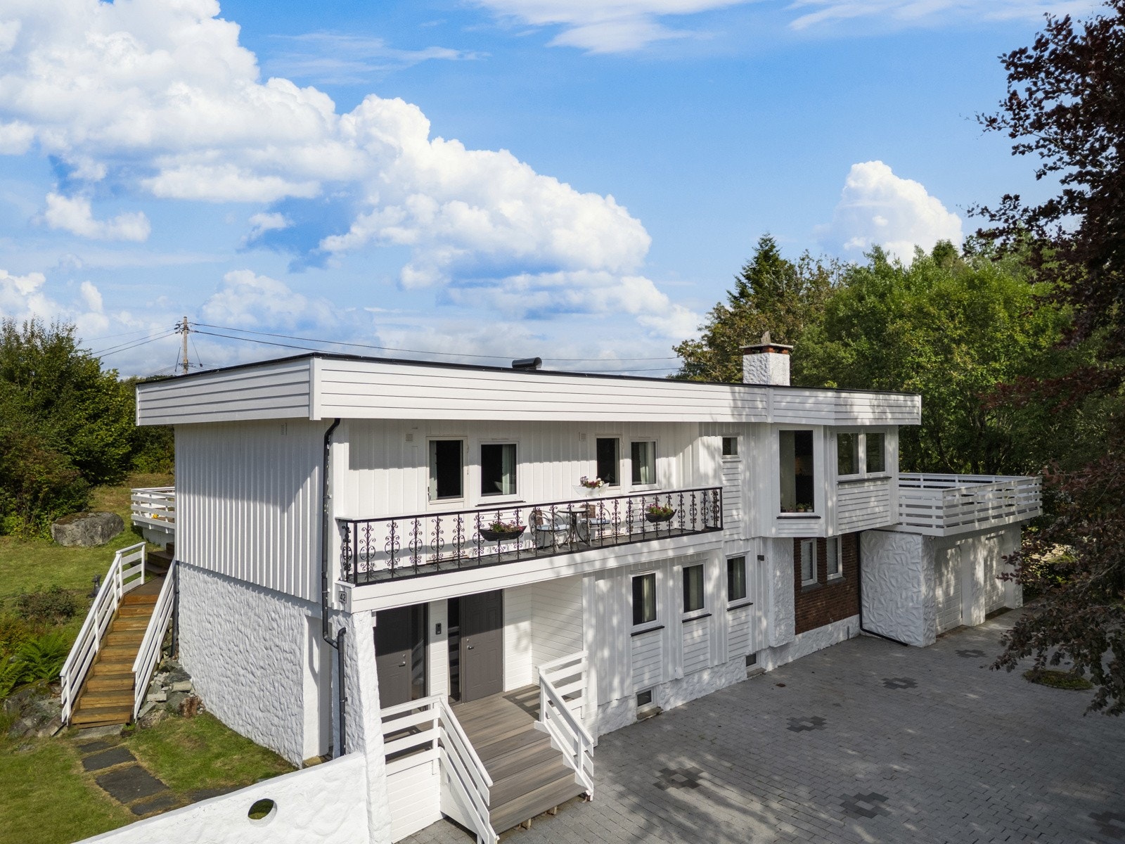 Boligens fasade ble malt i 2024. Enkelte bord på fasaden ble også skiftet samme år. Galleribilde