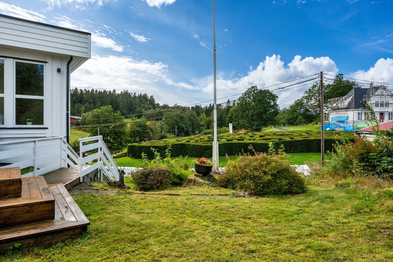 Hagen og terrassen har ingen sjenerende innsyn. Galleribilde