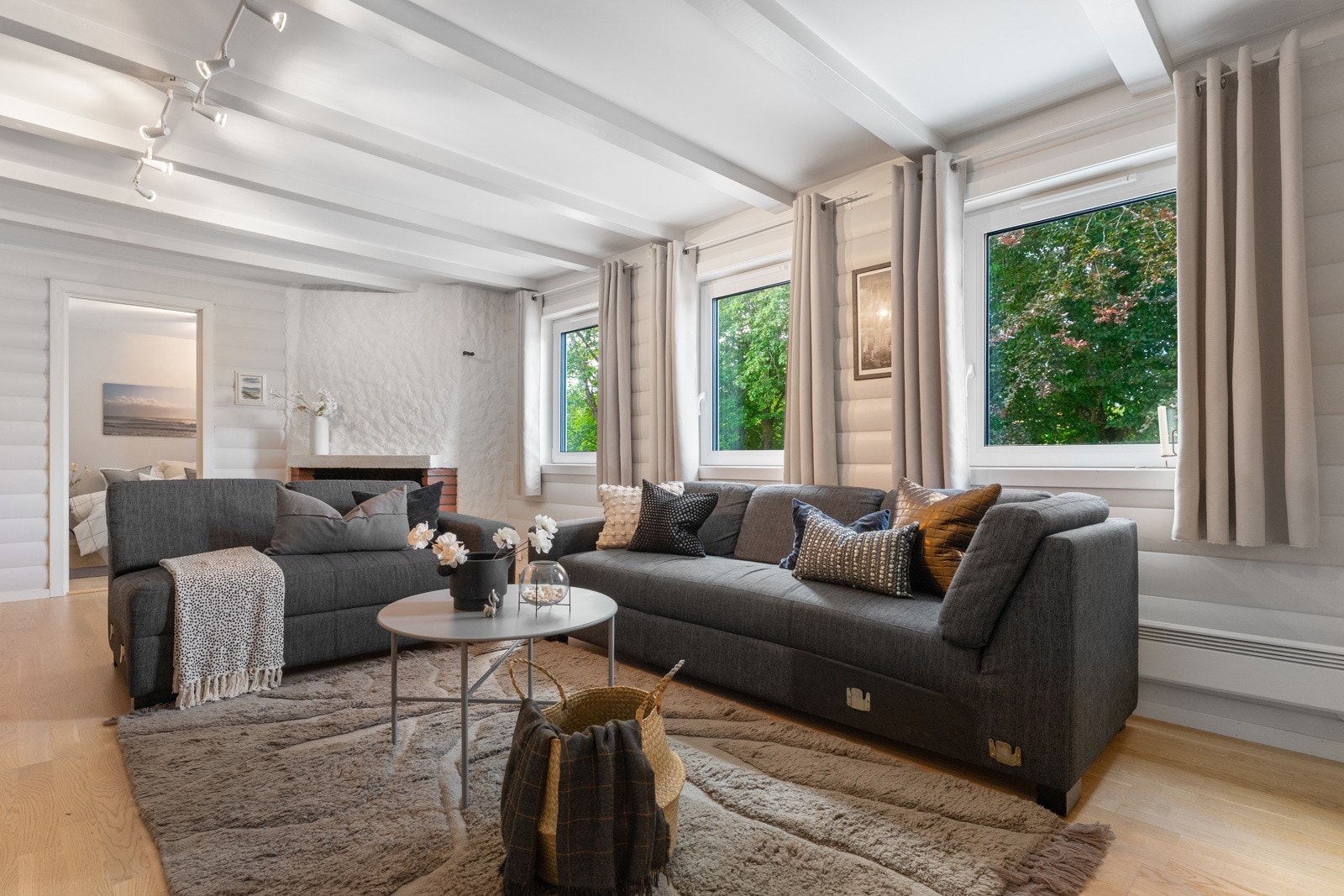 Her er det en romslig stue med plass til en god sofagruppe og en hyggelig spisegruppe. Galleribilde