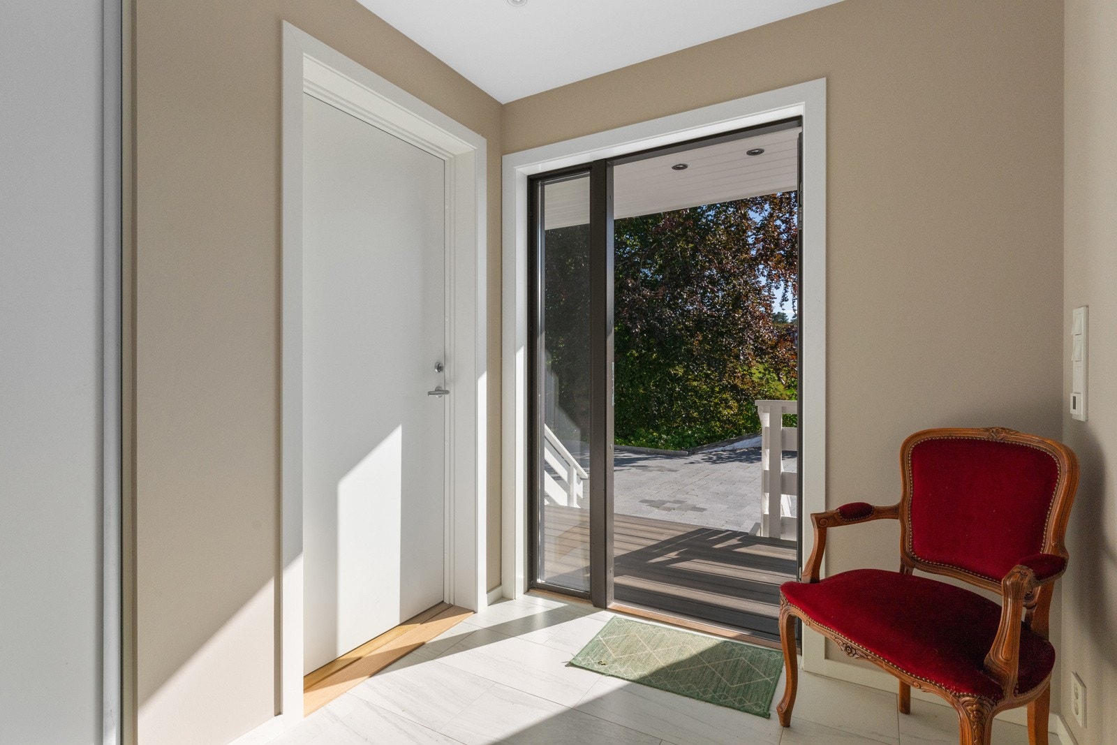 Du blir ønsket velkommen inn i en innbydende entré malt i tidløse farger. Galleribilde