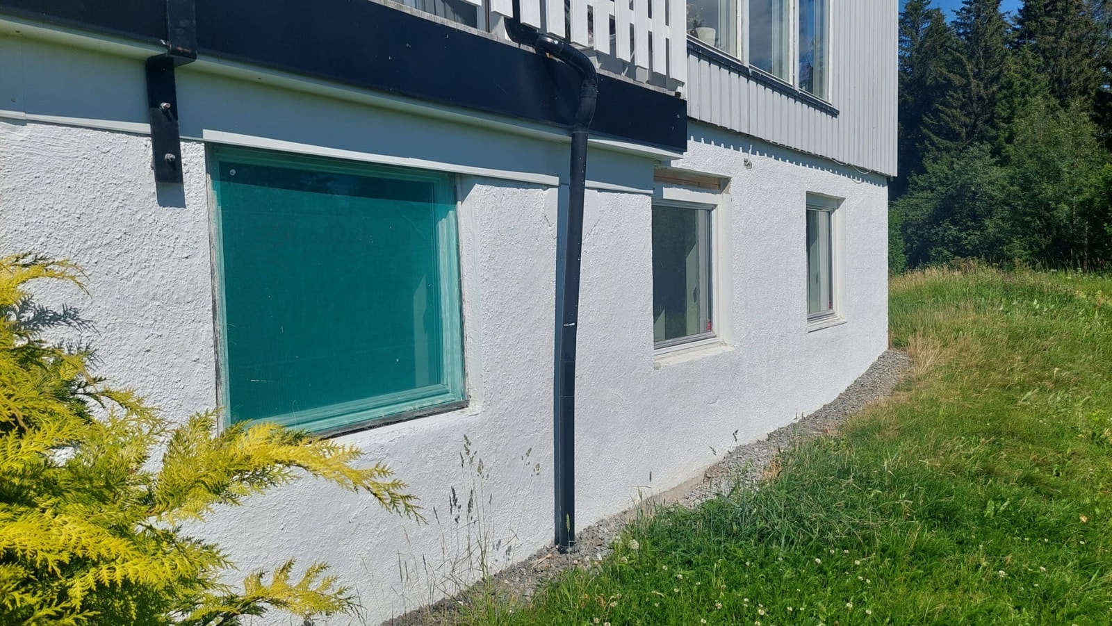 Utenfor leiligheten, soverom og stuevindu Galleribilde