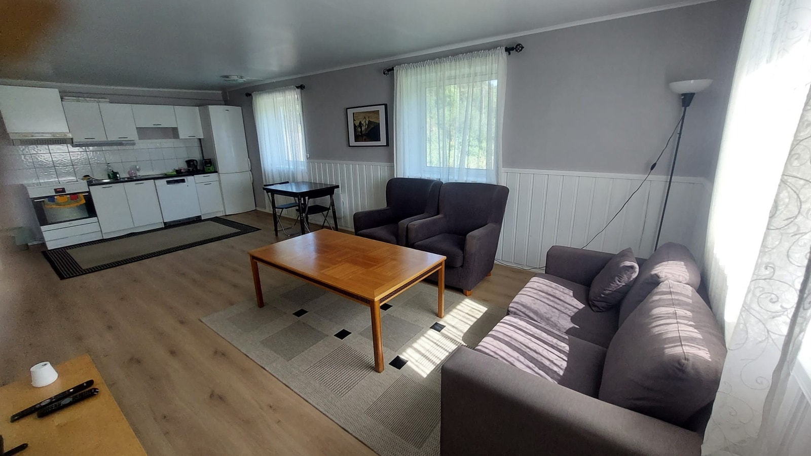 Åpen løsning med stue og kjøkken. Med TV Galleribilde