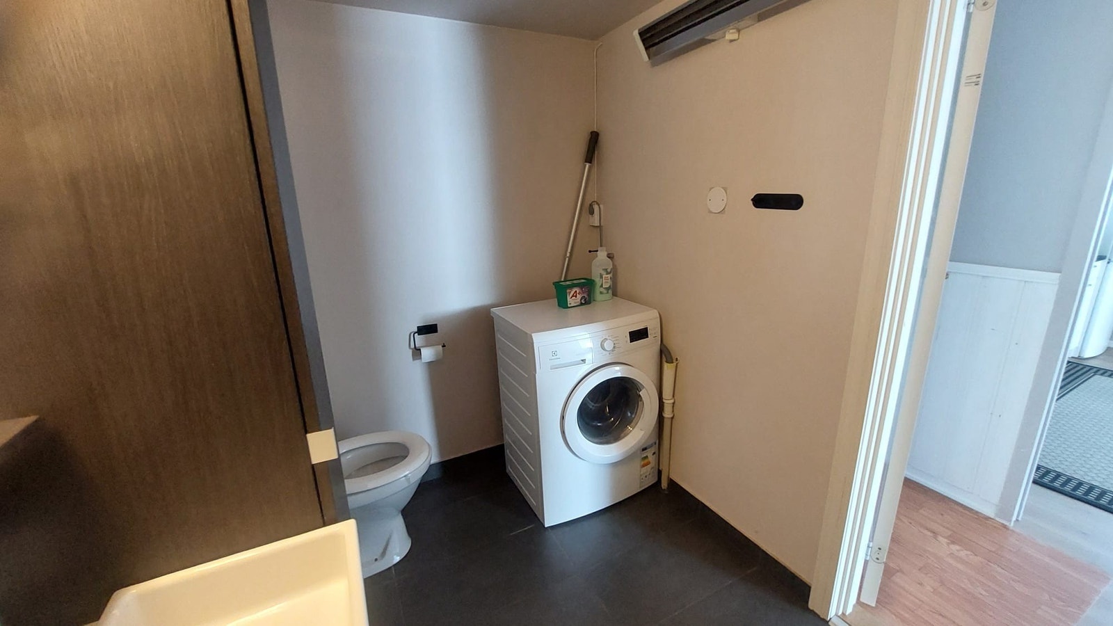 Vaskemaskin på badet Galleribilde