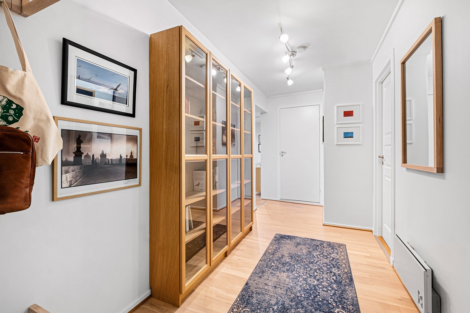 Innbydende entré med god plass til yttertøy, tilkoblet porttelefon og smart adkomst til alle rom i leiligheten. Galleribilde