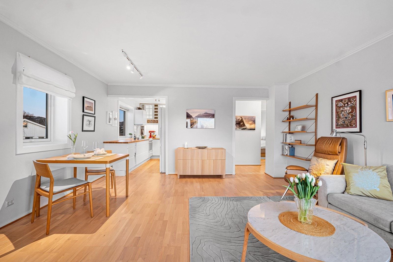 Allrommet oppleves lyst og luftig med åpne løsninger mot kjøkken og gang etter ombyggingen i 2009. Galleribilde