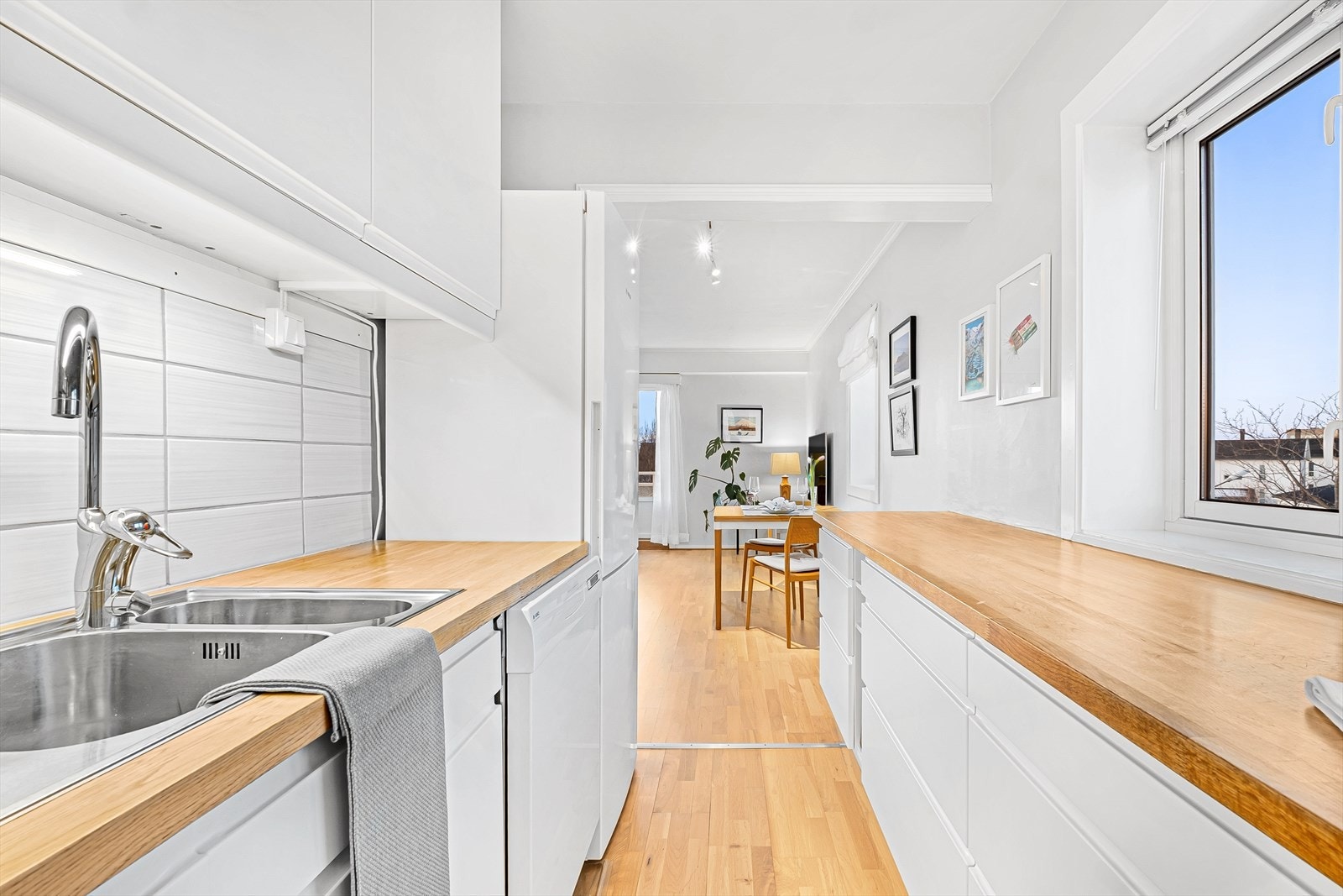 Direkte forbindelse til spiseplass gir en praktisk layout for måltider. Galleribilde