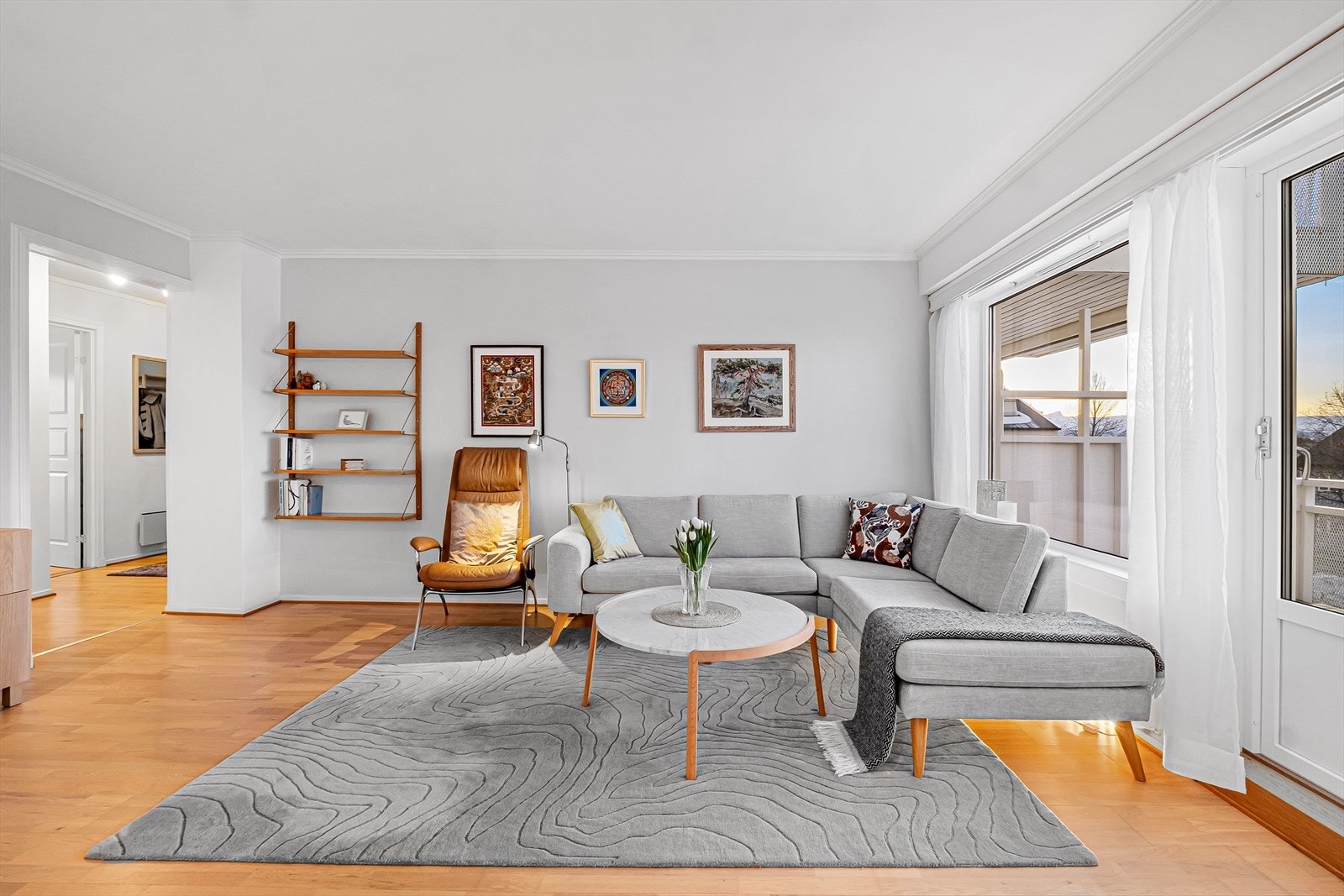 Utgang til romslig balkong fra stuen gir enkel tilgang til uteområdet. Galleribilde