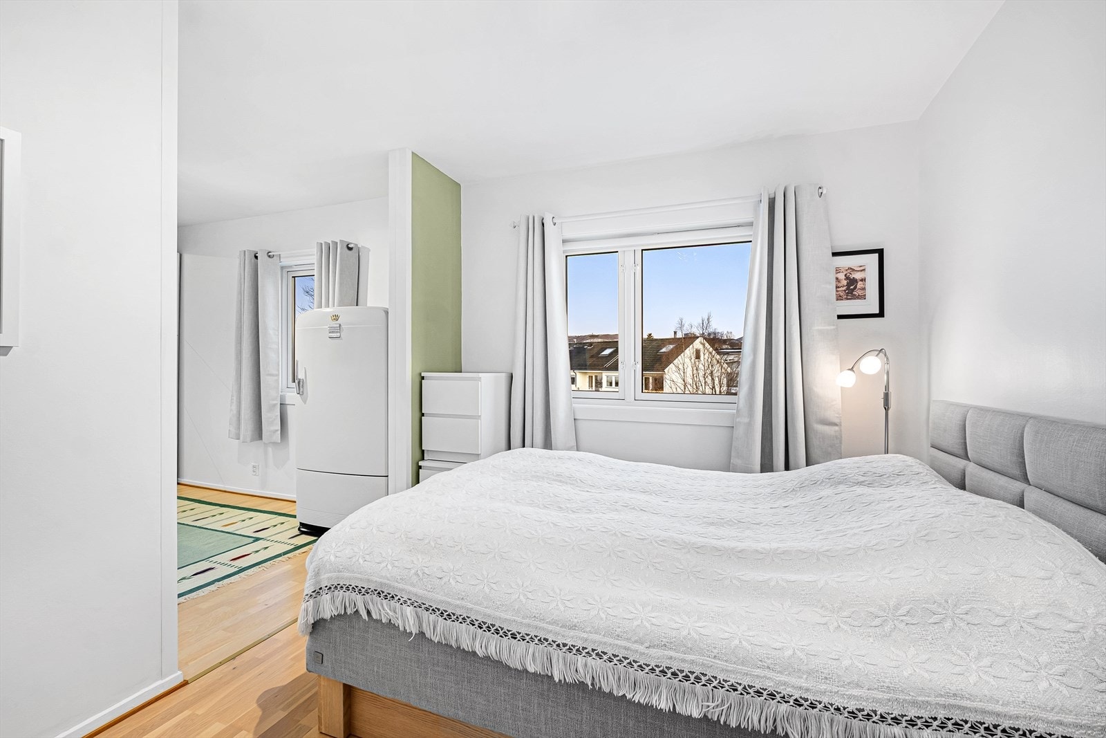 Store vinduer gir godt med naturlig lys i hovedsoverommet. Galleribilde