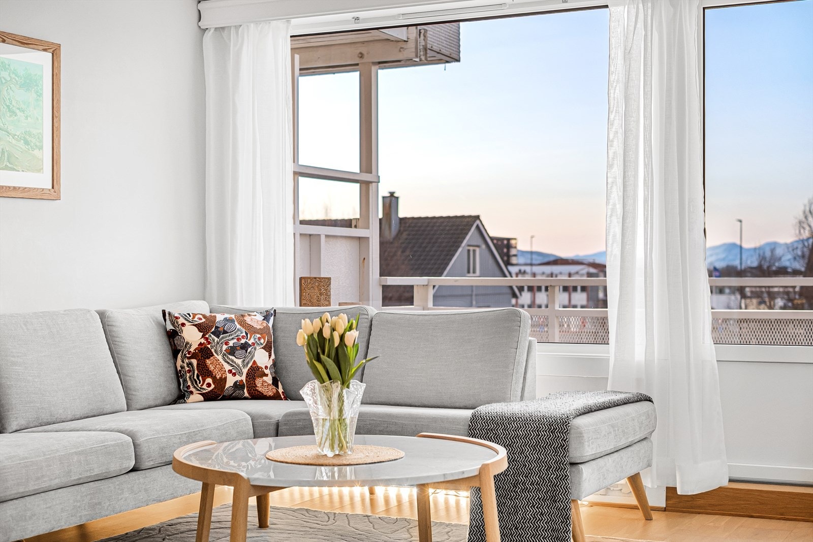 Lys og luftig stue med store vindusflater, åpen kjøkkenløsning og fantastisk utsyn over nærområdet - et rom som virkelig oppleves inviterende. Galleribilde