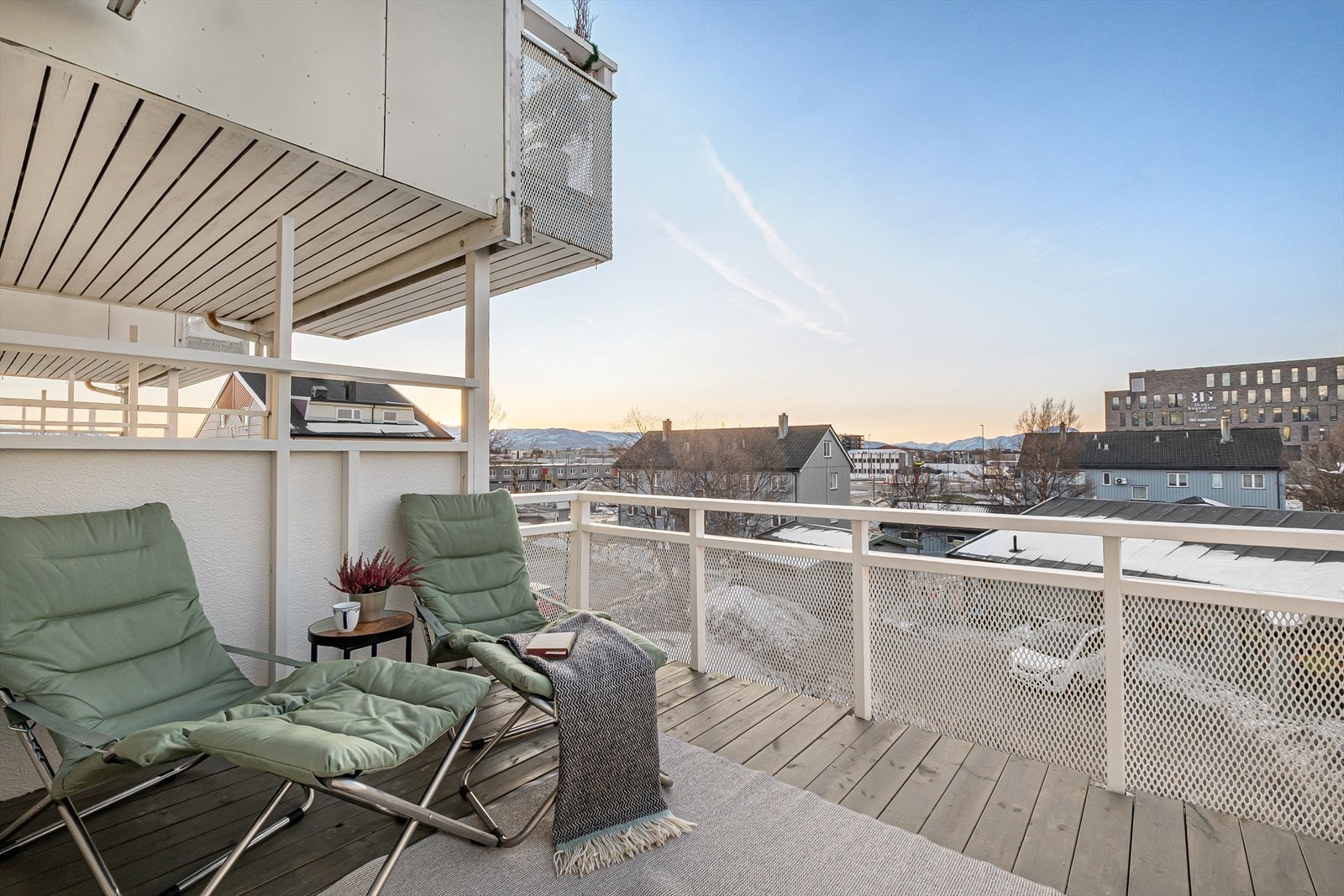 Velkommen til en lys og pen 3-romsleilighet liggende høyt og fritt! Galleribilde