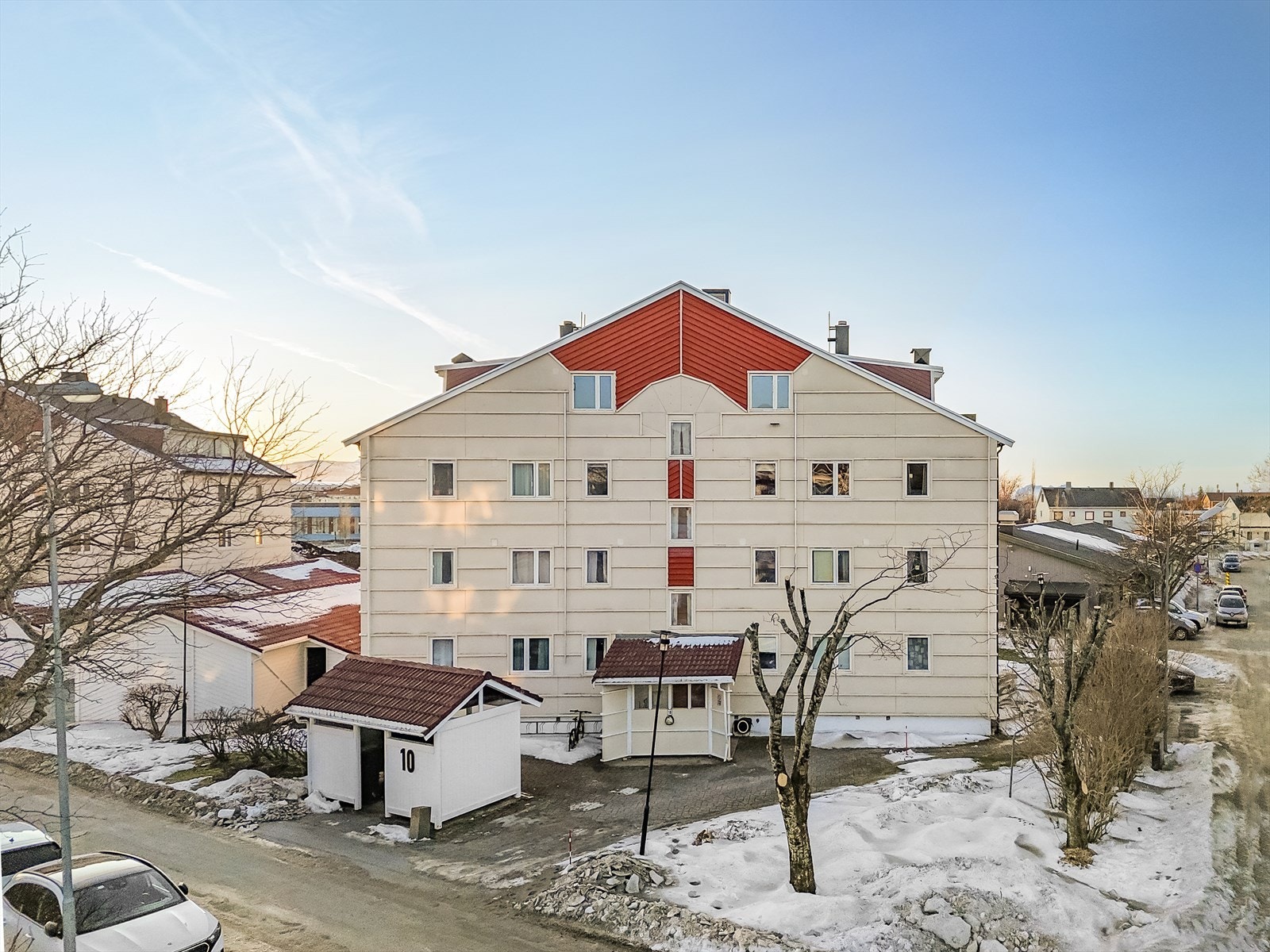 Bygget ligger høyt og fritt i terrenget, noe som gir leiligheten både gode lysforhold og den flotte utsikten området er kjent for. Galleribilde