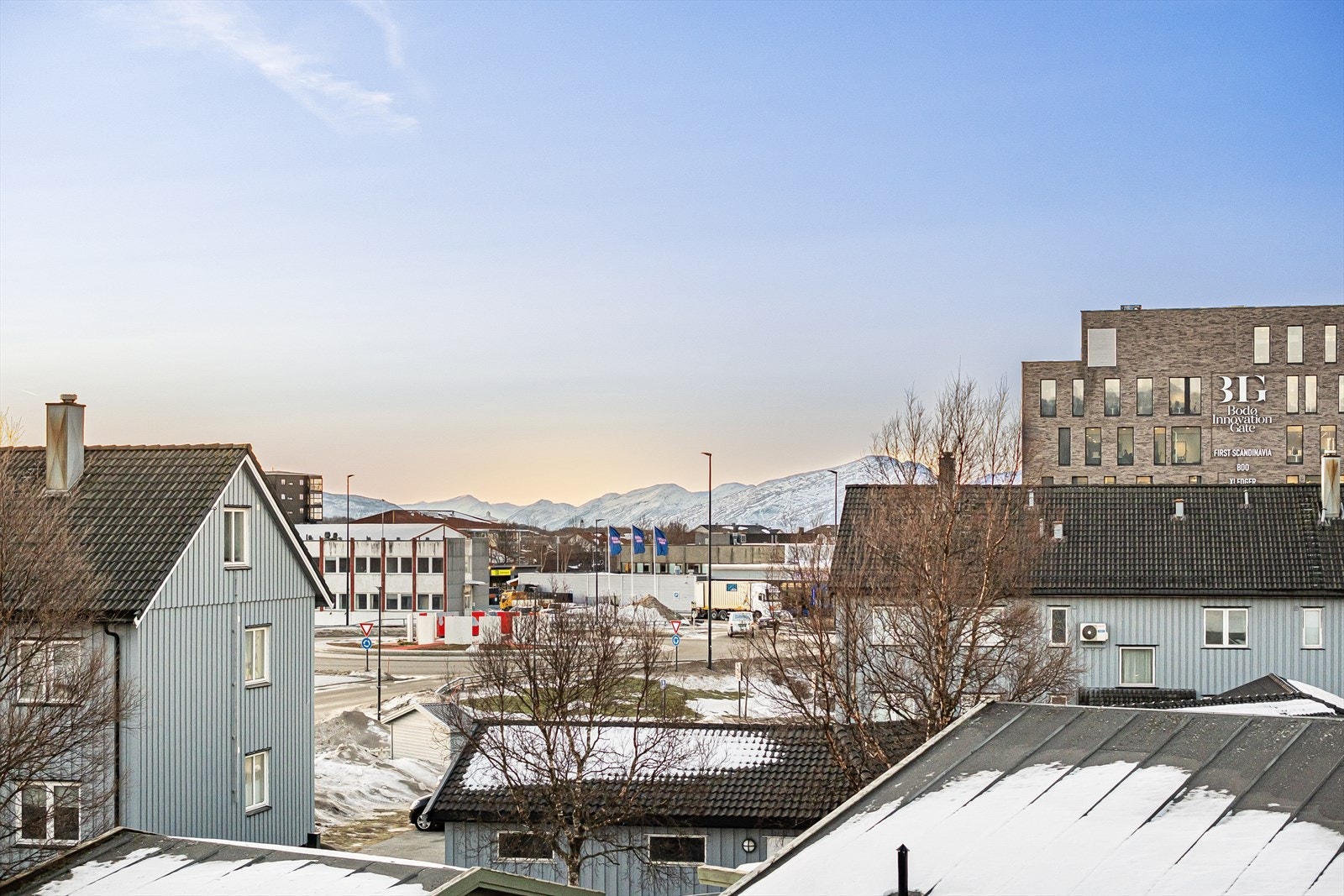 Den byr på sjeldent flott utsikt i tre himmelretninger - mot sør, vest og nord - med Landegode, Keiservarden og Børvasstindene som naturlige blikkfang. Galleribilde