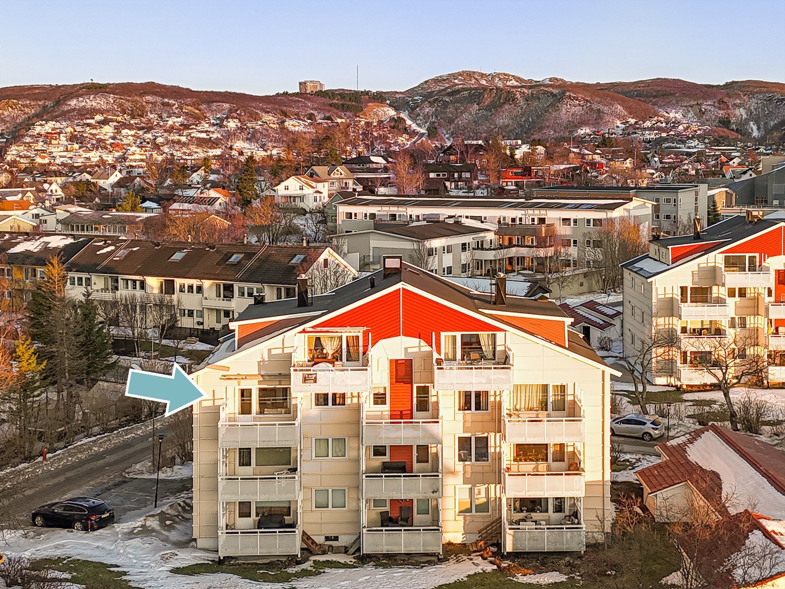 Velholdt boligblokk i et etablert og rolig område, med kort vei til servicetilbud, busstopp og flotte turmuligheter. Galleribilde