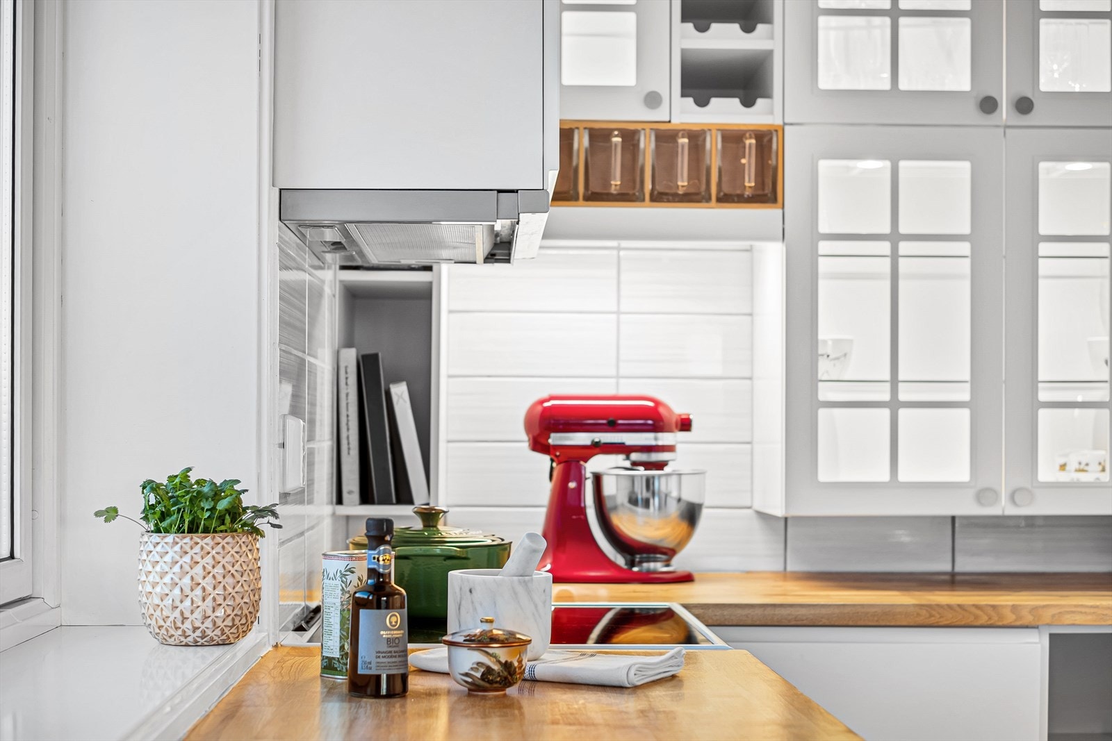 Kjøkkenet har integrert avtrekk over komfyrplassen for effektiv ventilasjon. Galleribilde