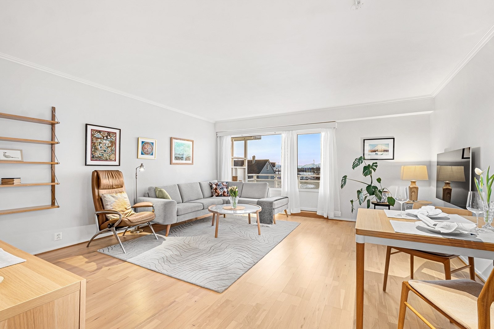 .Luftig stue i åpen løsning med store vinduer, flotte utsiktslinjer og direkte utgang til solrik veranda. Galleribilde