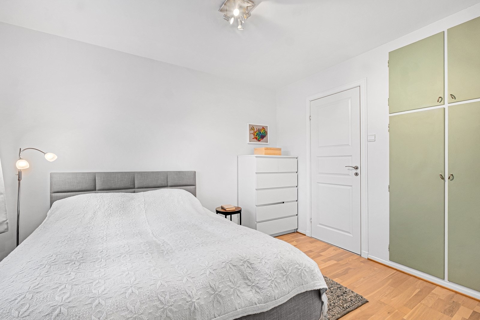 Garderobeskap som er plassbygget gir effektiv oppbevaring på hovedsoverommet. Galleribilde