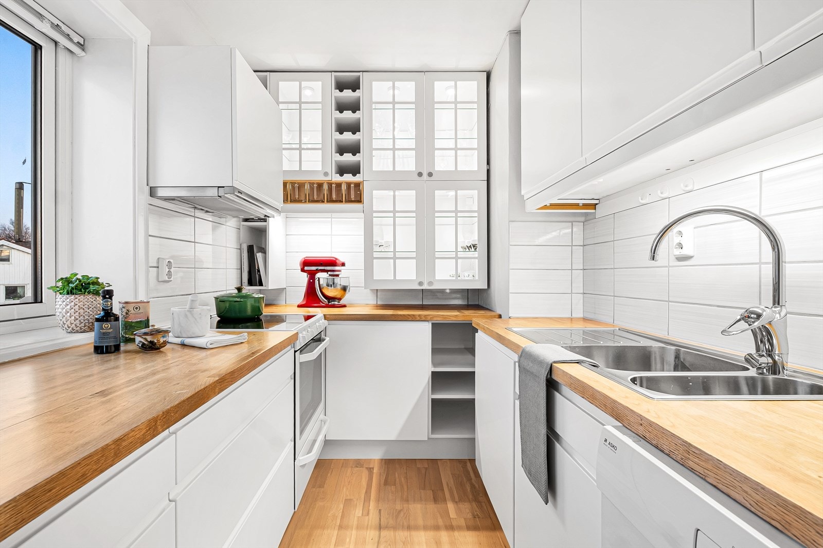 Fliser montert under overskap gir en praktisk løsning for rengjøring. Galleribilde