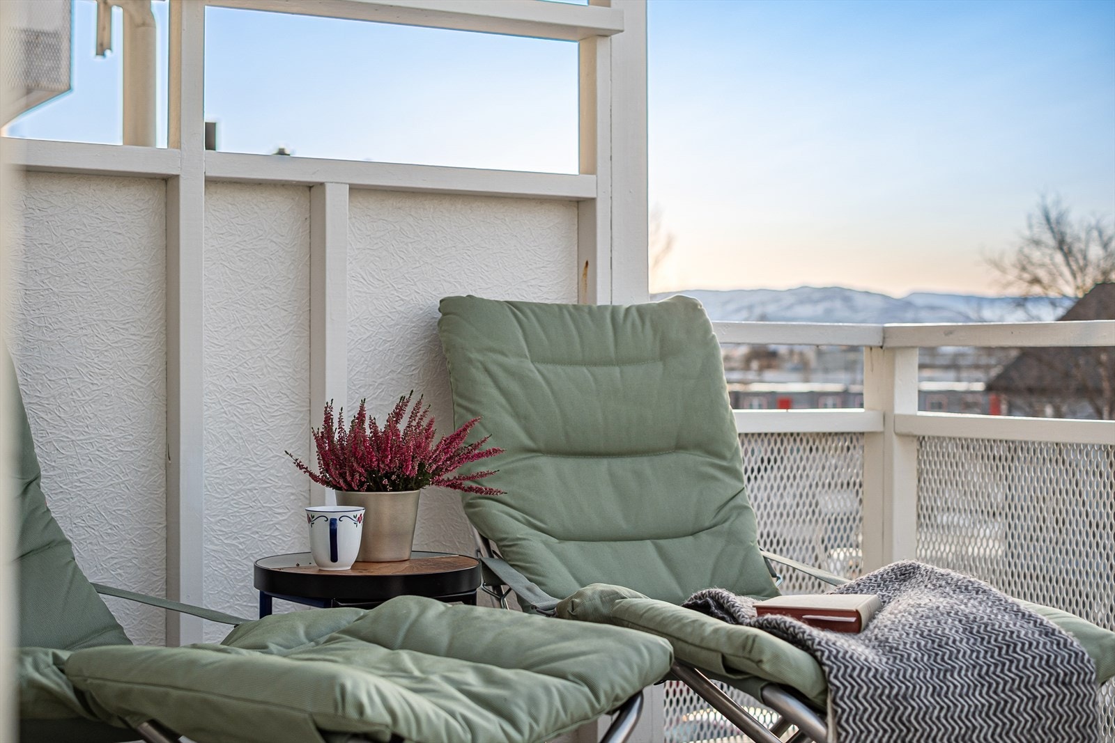 Balkongen er utstyrt med komfortable sitteplasser for avslapning. Galleribilde